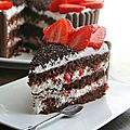 Layer cake ou gâteau à étages au chocolat et fraises 