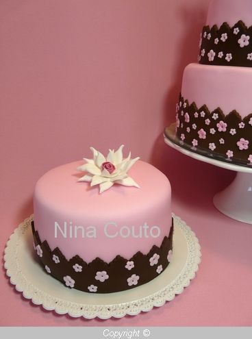 Gateau Marron Et Rose En Pate A Sucre Atelier Des Gourmandises