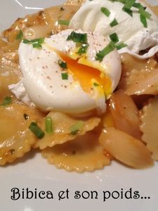 Oeuf_poch__gros_plan_et_p_tes_aux_asperges_saut_es___cru_au_jus_de_viande