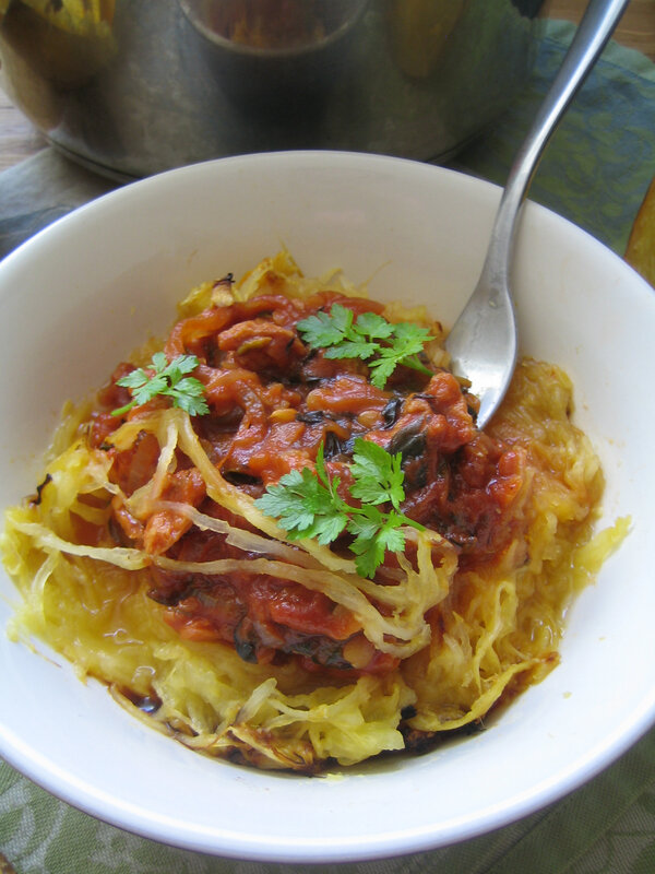assiette courge spaghetti et sauce tomate aux proteines de soja texturees